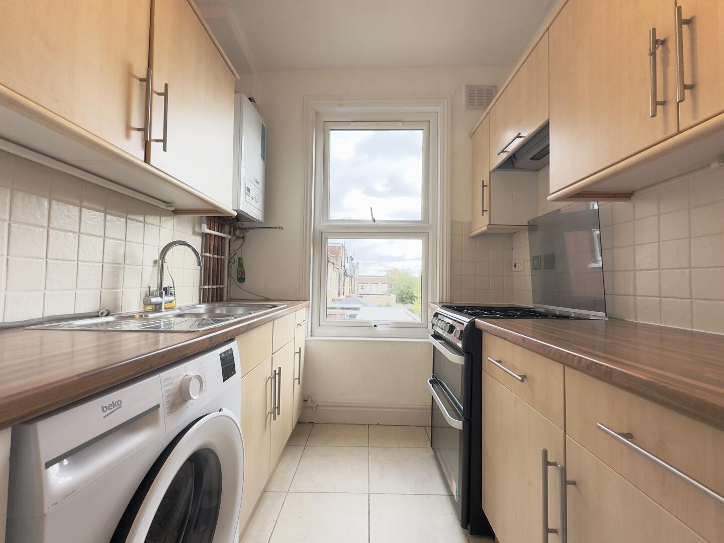 3 bed property in Eaton Park Road, London